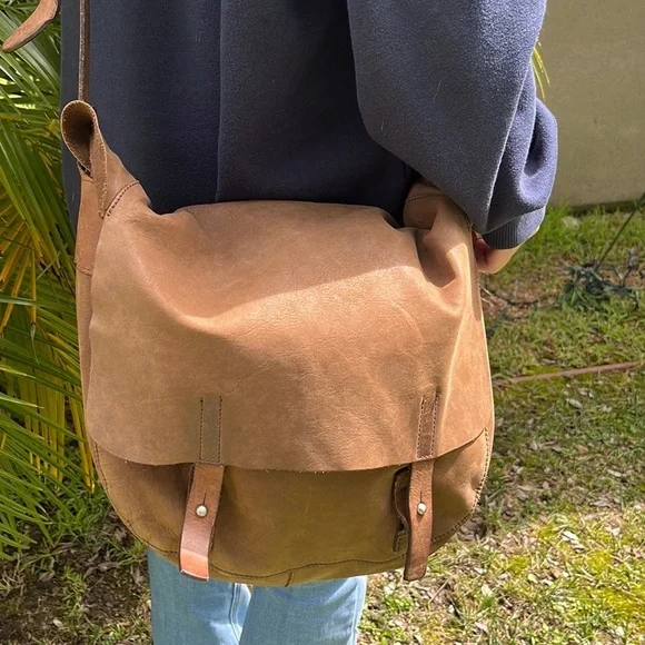 MO851 Leather Messenger Bag-Unisex - Picture 12 of 17